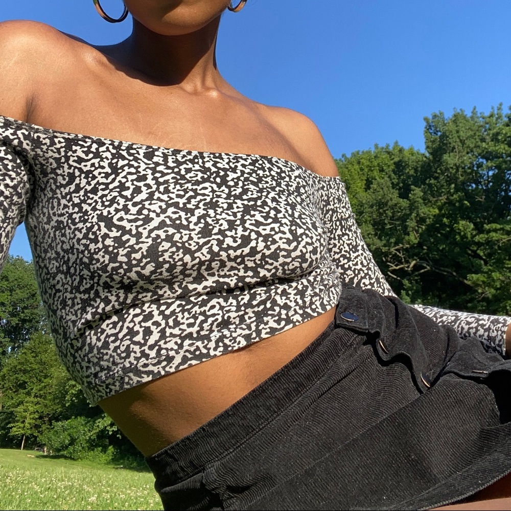 American Apparel Black & White Crop-top 🤍